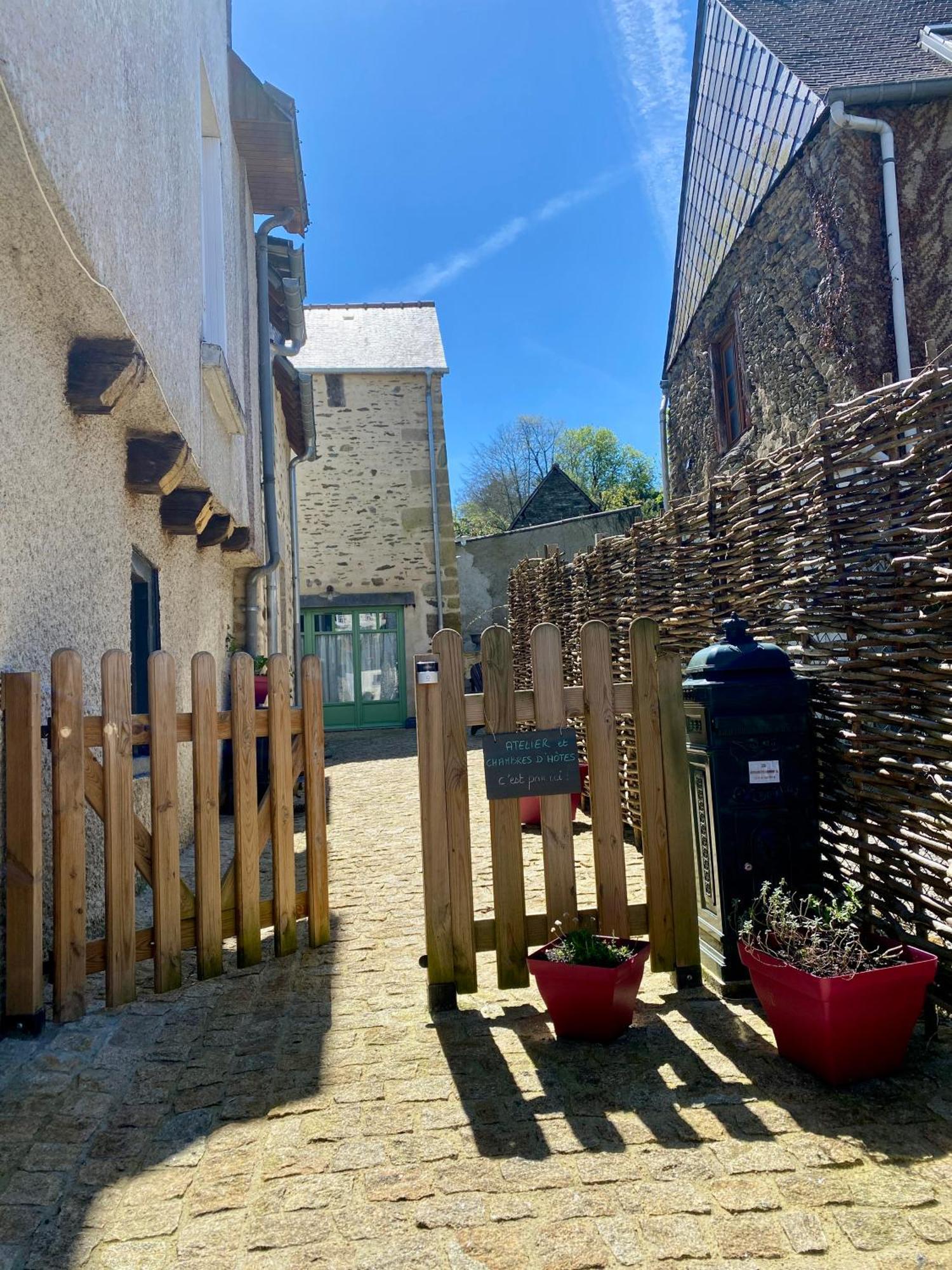 Une Nuit Chez Une Artisane Josselin Exterior foto